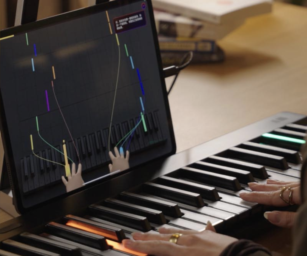 ROLI Learn displaying live hand tracking above an illuminated keyboard